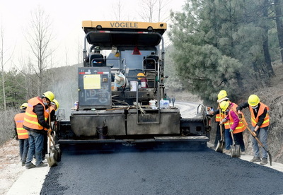 貴州縣鄉(xiāng)公路路面改善提升工程復工忙