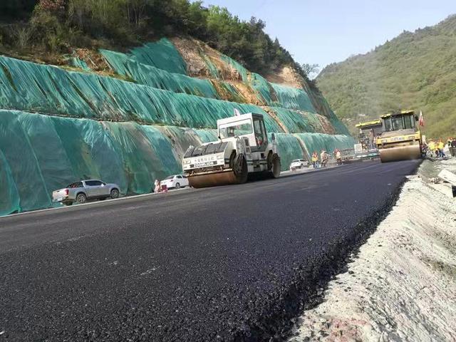 國道324線安龍公路管理段實施瀝青路面修復(fù)養(yǎng)護(hù)工程 讓群.