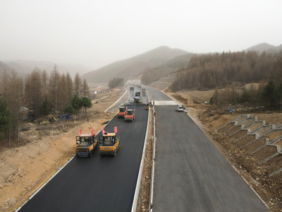 桓集高速02工區(qū)瀝青路面開始鋪設(shè)